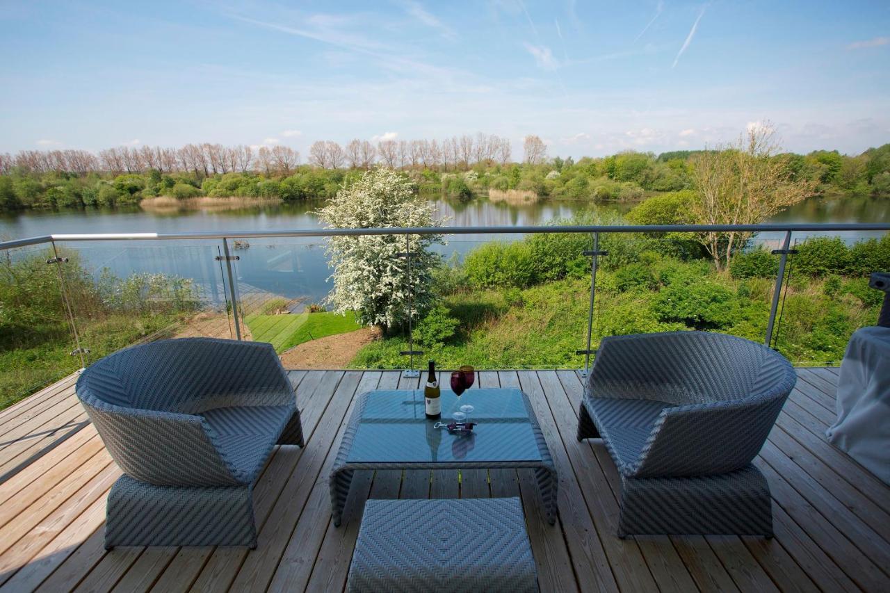 Lakeside Property With Access Into Spa On A Nature Reserve Bauhinia House Hm73 Somerford Keynes Zewnętrze zdjęcie